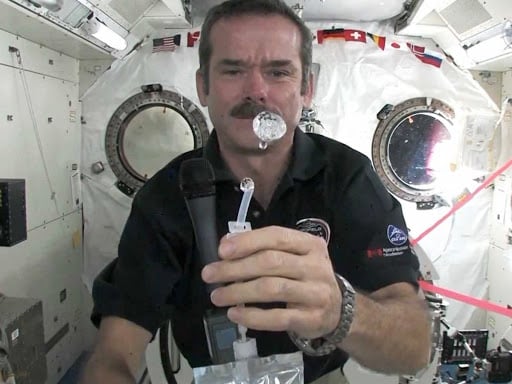Gota de agua en el espacio