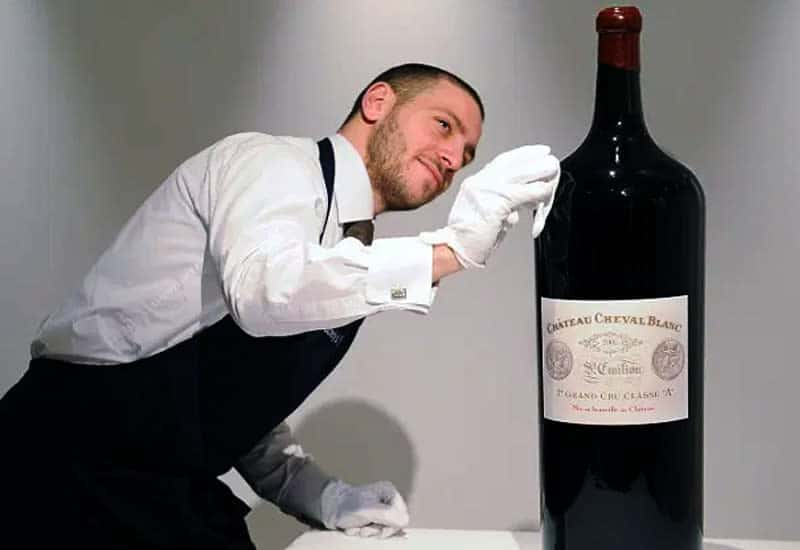 Hombre con botella grande de vino